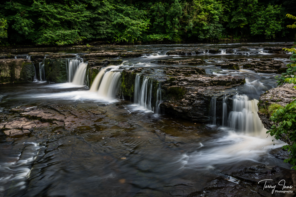 Motion visible in the water for you to still feel the water is rushing over the edge